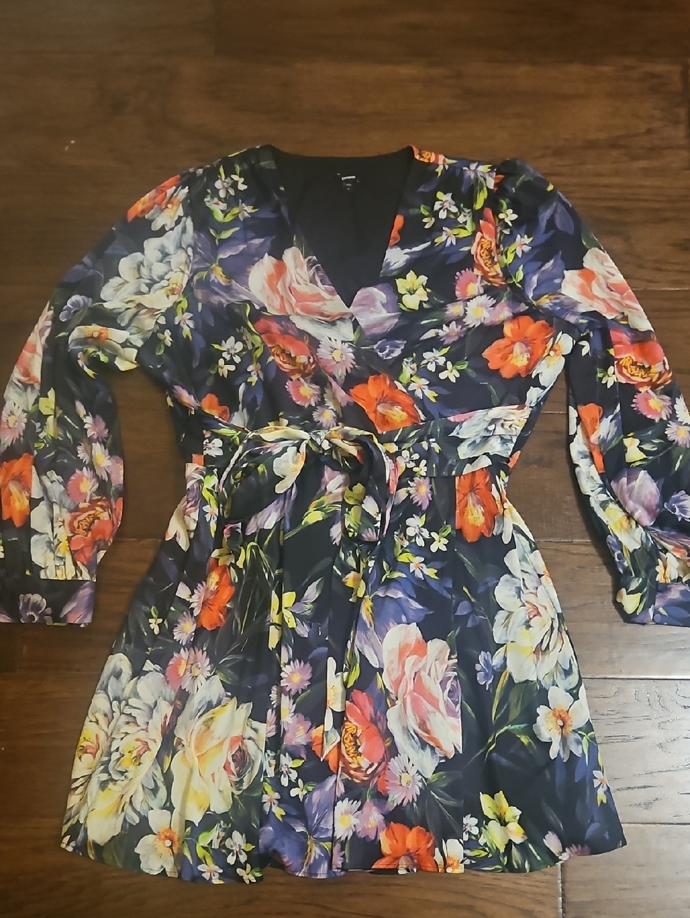 Express / Wrap Dress - Picture 4 of 7